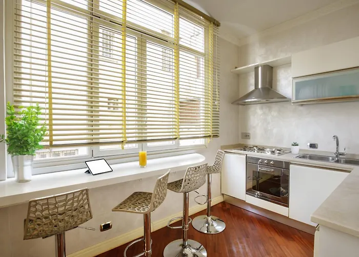 Condotti Corner Piazza Di Spagna Roma