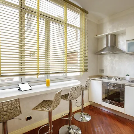 Condotti Corner Piazza Di Spagna Rom